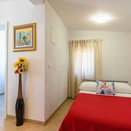 Apartment Beachfront In 54815 Trogir